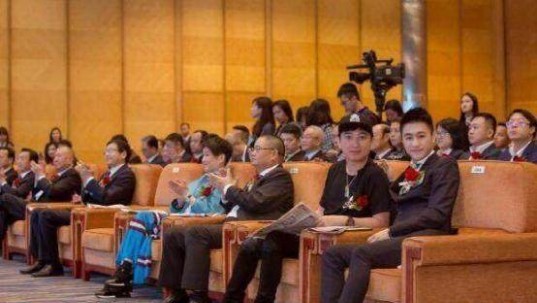 何猷君通过社交媒体分享出与王思聪合影照：两位国民老公同框有点萌
