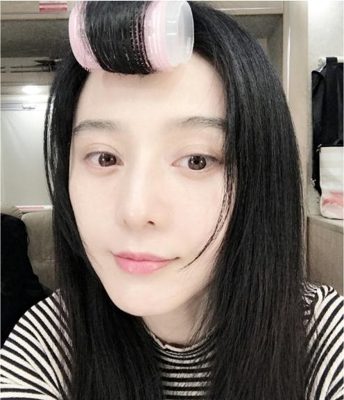 范冰冰晒出素颜三连拍：把刘海卷起来看起来清纯可爱，素颜十分清新