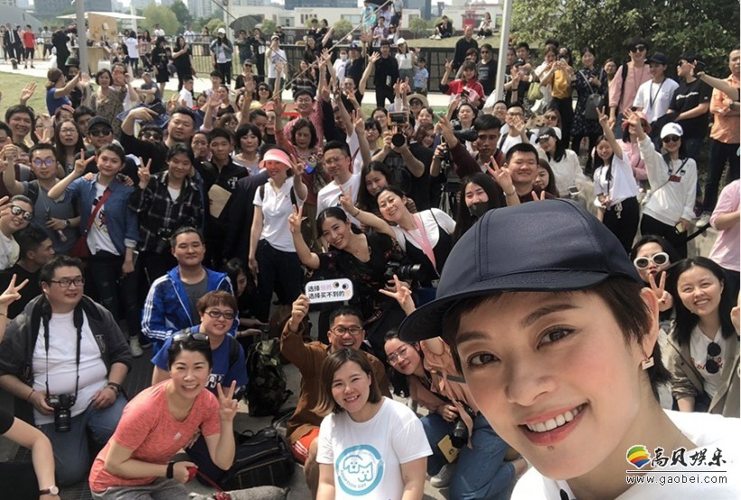 孙俪携手全国43座城市举办全国领养活动：卫衣休闲造型助阵领养日