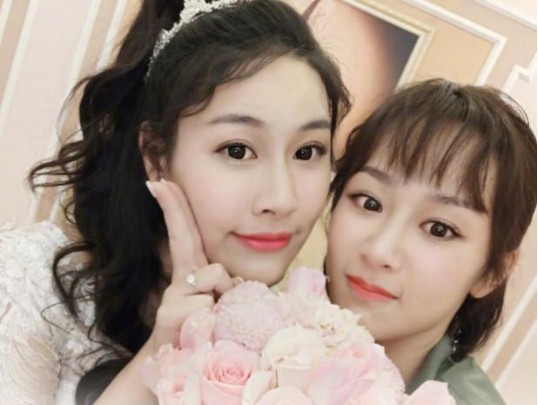 杨紫微博晒出参加十年好闺蜜大婚照片：化身最美伴娘却遭网友催婚