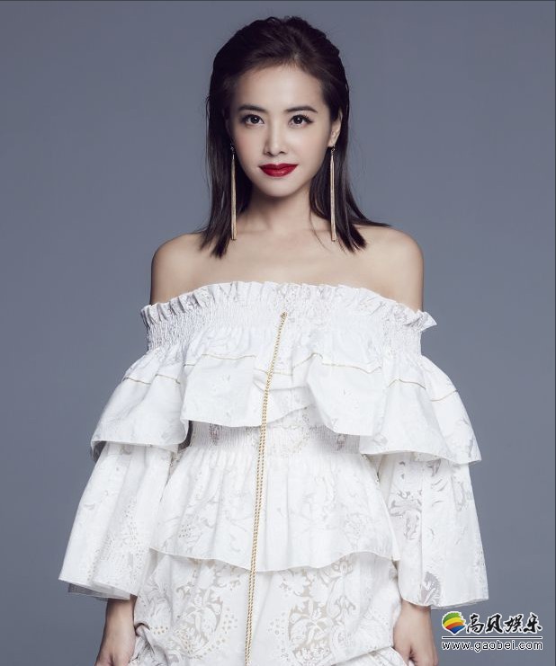 蔡依林微博晒美图：露出性感锁骨，搭配黑色裤子和老爹鞋，潮范十足
