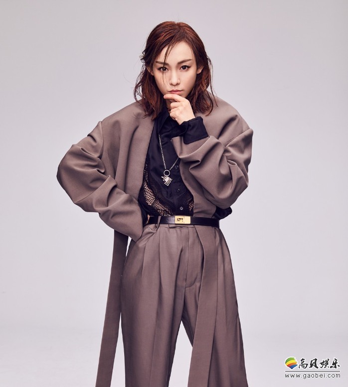 范玮琪质感写真：身着剪裁得体的休闲西服，直视镜头，上演眼神杀