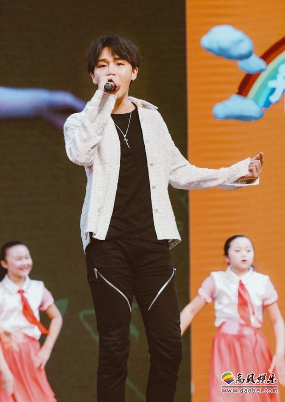 李炜出席CCTV《开学第一课》十年庆典新书公益首发式：献唱主题曲