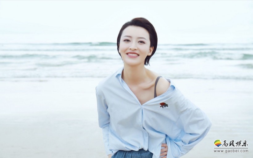 《像我们一样年轻》杨菲洋日前杀青：还在一组海边照片中私服出镜