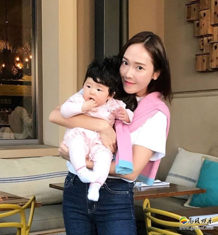 网友晒出少女时代前成员Jessica郑秀妍聚餐照：温柔抱着友人小女儿