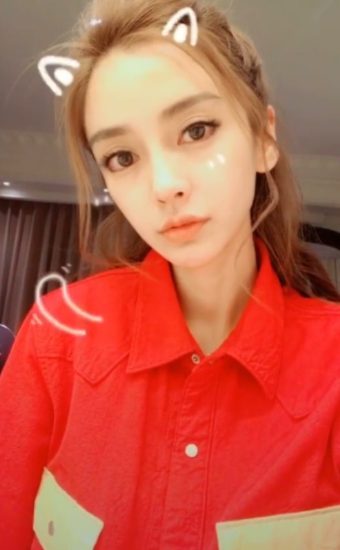Angelababy晒出搞怪卖萌视频：变身小野猫可爱萌耳朵非常有爱