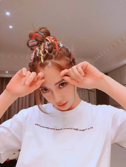 Angelababy晒出最新美照：整头彩辫，头皮清晰可见，造型嘻哈