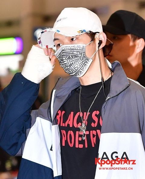 姜丹尼尔右手缠着绷带 跳舞时拉伤韧带今后的活动没影响