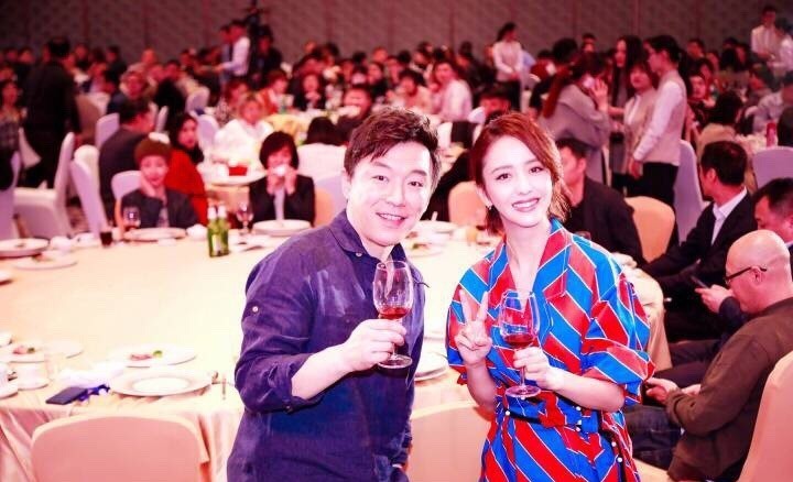 在全国院线片推介会上：黄渤兑现承诺还与佟丽娅喝上了“交杯酒”