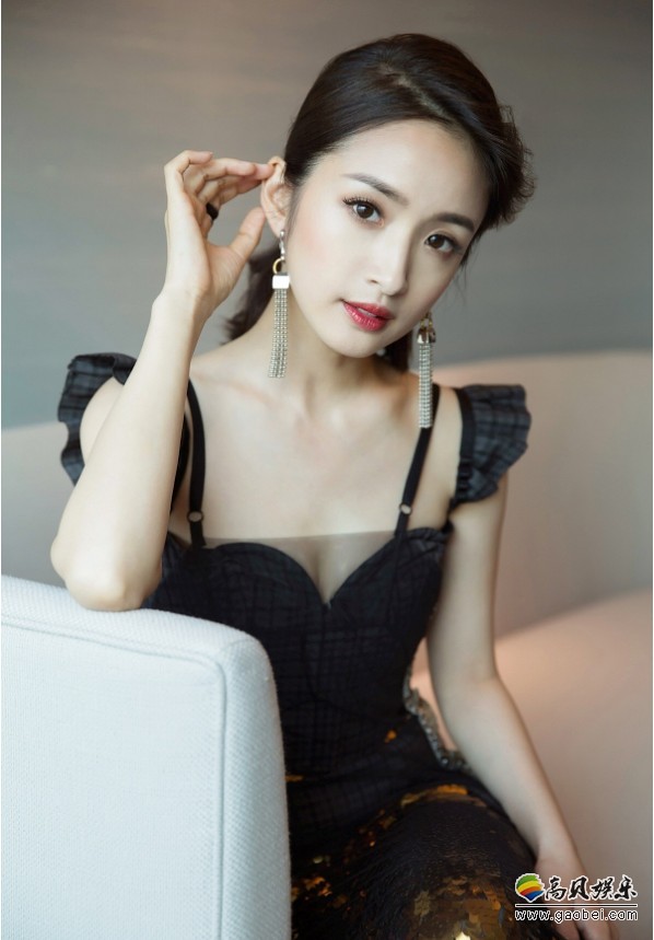 数字时尚盛典慈善夜：林依晨黑礼服大秀曼妙身姿，尽显时尚魅力