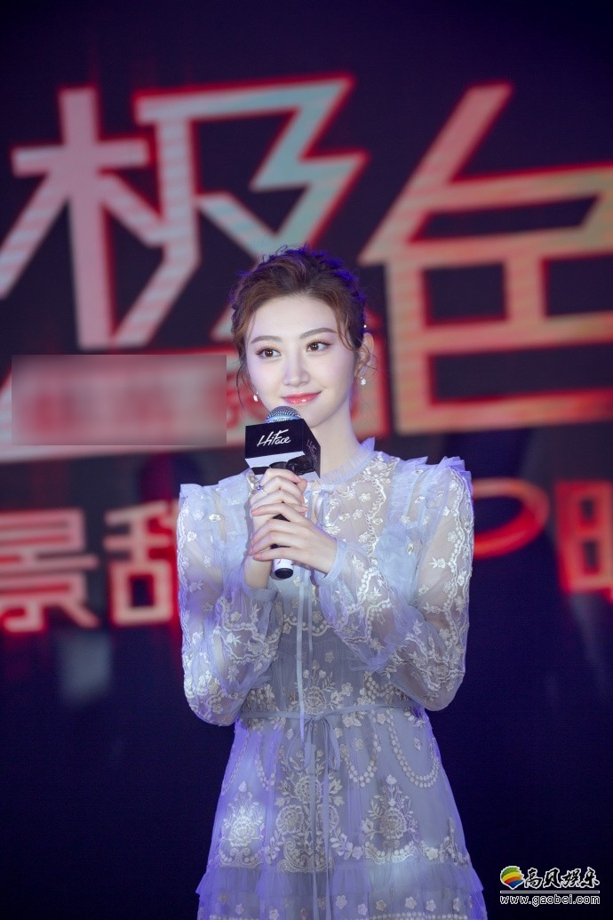 工作室晒出美照：景甜淡蓝色蕾丝连衣裙，秀出美腿，十分养眼