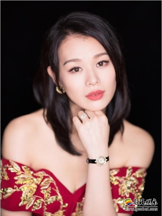 胡杏儿现身自家品牌新店开幕仪式：干练优雅的气质！实力跨界
