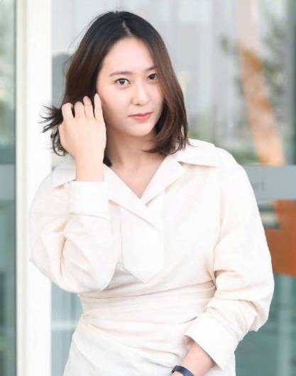 韩国女星郑秀晶现身机场：以高挑消瘦身材出名的她胖了一整圈