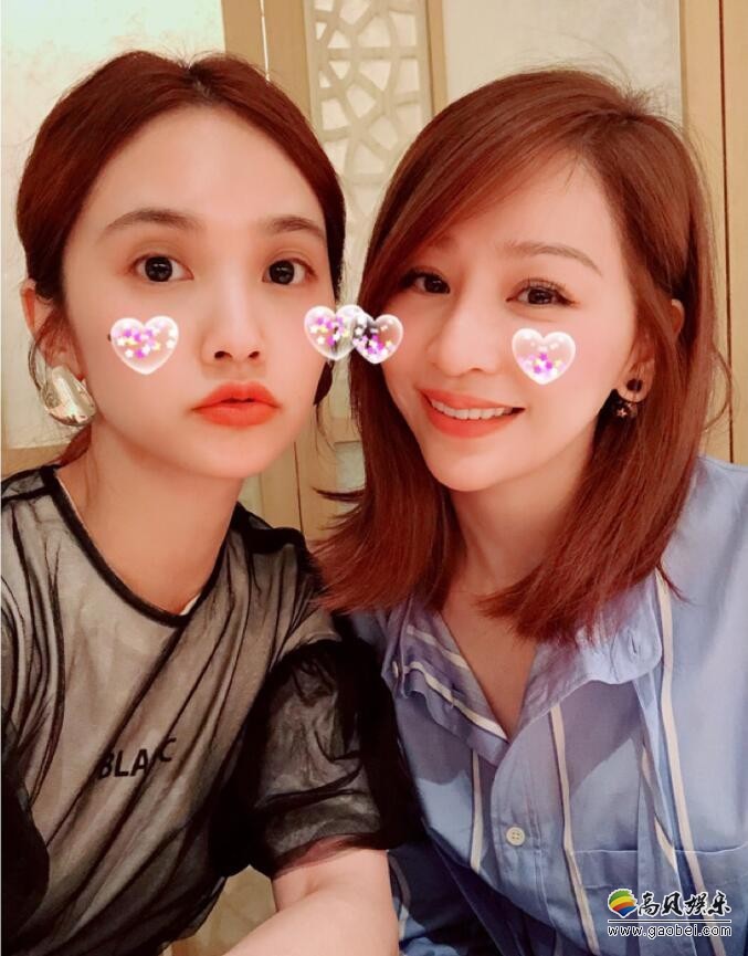 杨丞琳晒出与王心凌聚餐照片：两人嘟嘴卖萌，笑容甜美，十分的可爱