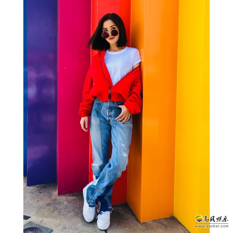 蔡卓妍(阿Sa)网红景点拍照留念：穿着休闲看起来随性又不失时尚感