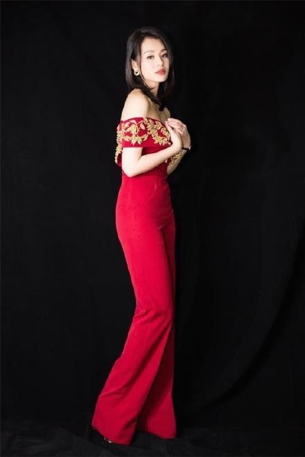 胡杏儿红色抹胸连体裤造型现身：V字剪裁秀香肩，短发随性又优雅