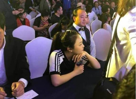 林妙可亮相某活动现场：穿着休闲短裤扎着简单马尾！清爽又干净