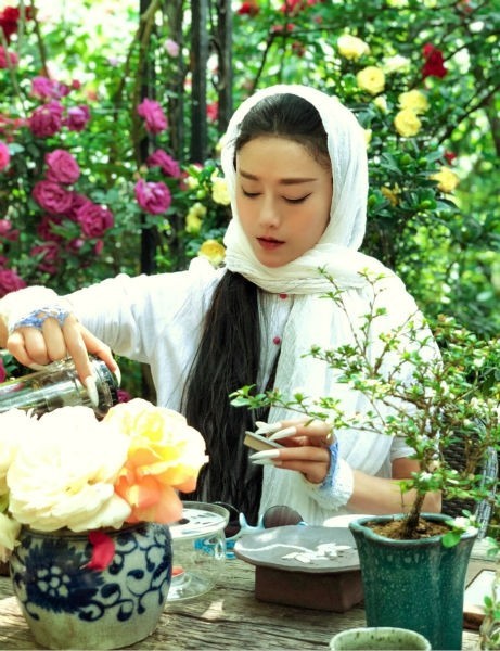 好友晒出杨丽萍美照：杨丽萍被鲜花包围，与好友畅聊，十分惬意