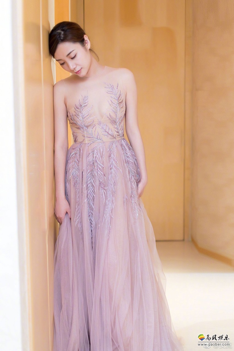 著名女主播女流晒出美照，设计出众长裙加身，凸显身材又不失优雅