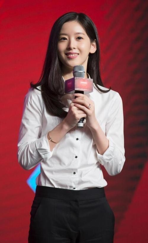 清华大学107周年校庆之际：奶茶妹妹章泽天一袭白裙亮相，端庄甜美