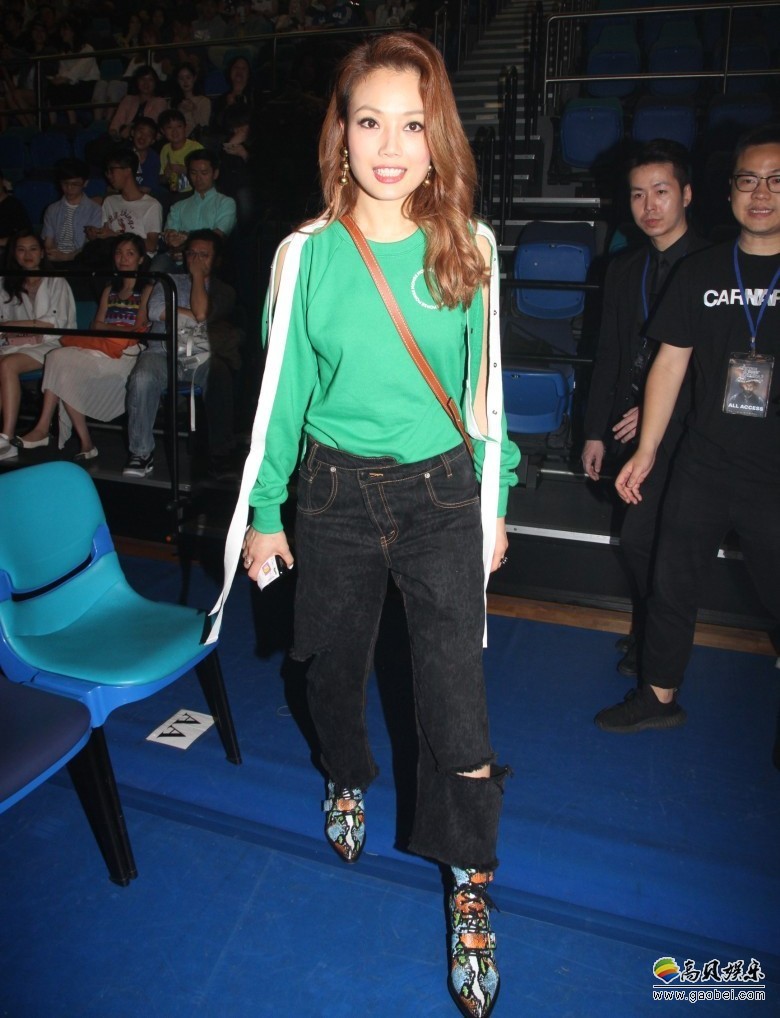 容祖儿观看前男友刘浩龙演唱会：古灵精怪望着镜头又翻白眼、又嘟嘴