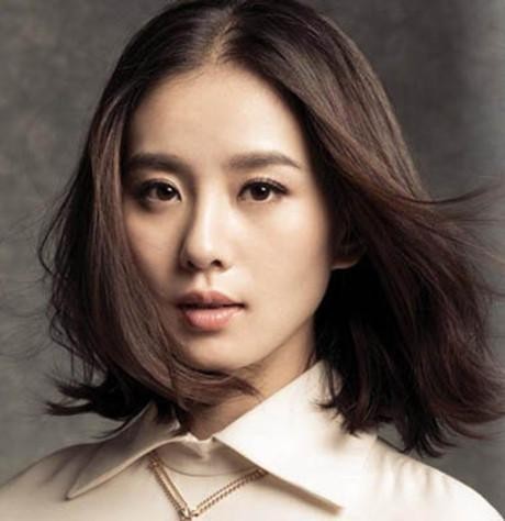 刘诗诗换了新发型：留着刘海，头发烫成了小卷，看起来非常清秀可爱