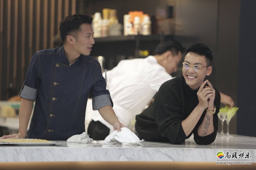 格莱美音乐节北京开唱：谢霆锋、陈伟霆登台献唱！劲爆开唱点燃全场