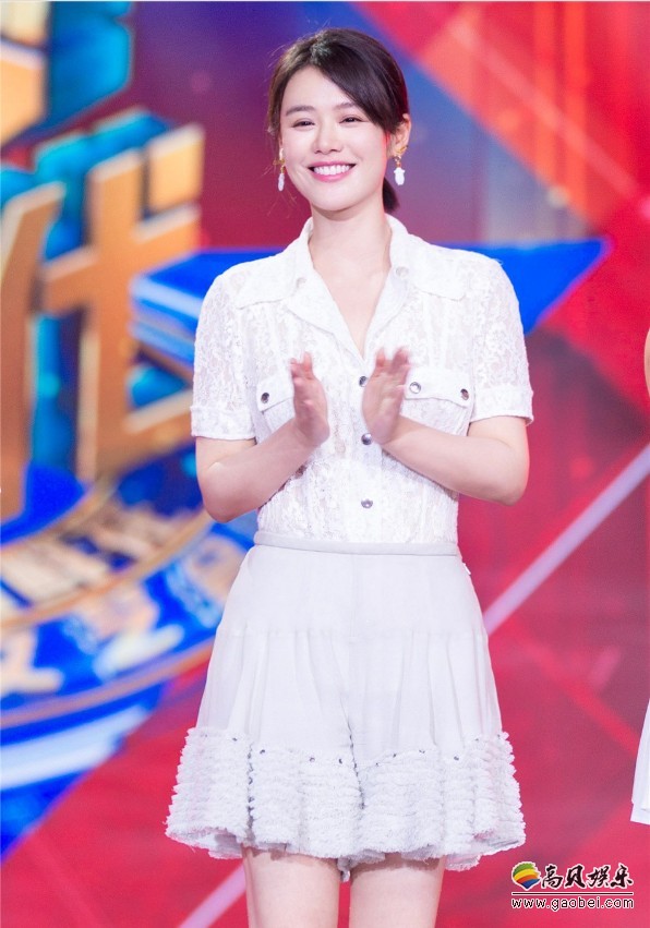 马思纯现身央视五四晚会录制现场:身着白色蕾丝半袖衬衫配灰色短裙 马思纯现身央视五四晚会录制现场:身着白色蕾丝半袖衬衫配灰色短裙