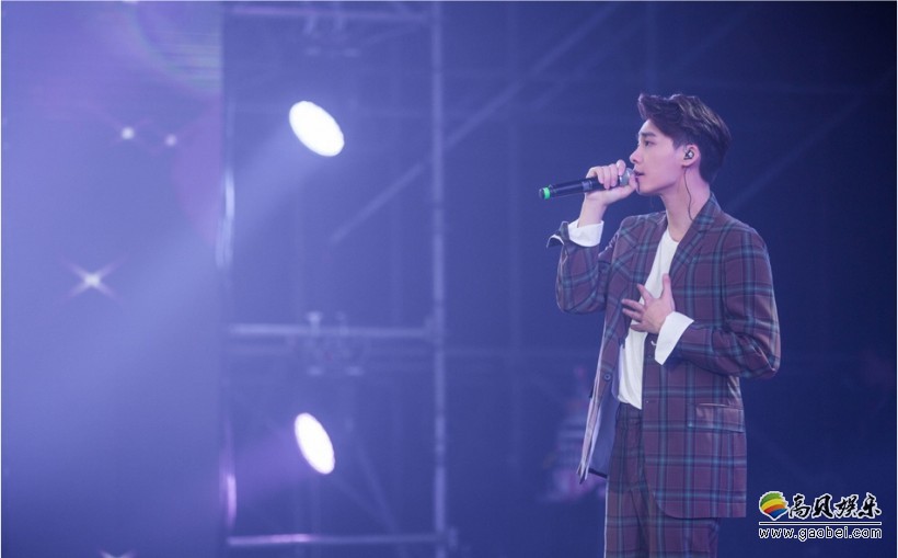 李易峰生日会在北京举行：不仅带来精彩的歌曲演唱，灵动演绎海草舞