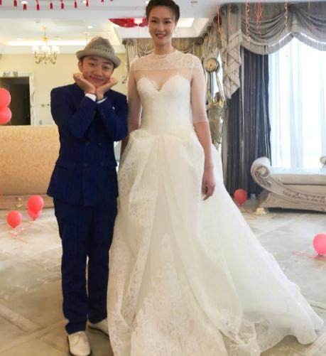 王祖蓝晒出和新娘惠若琪以及女排伴娘团的合影照：展现“最萌身高差”