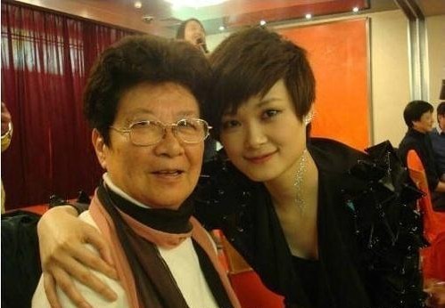 李宇春2018演唱会上海站开唱:李宇春与87岁粉丝夏奶奶“隔空拥抱” 李宇春2018演唱会上海站开唱:李宇春与87岁粉丝夏奶奶“隔空拥抱”