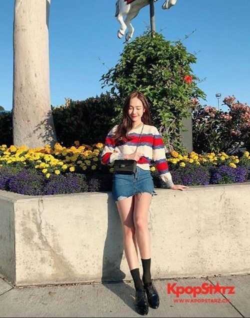 靠在花坛边的Jessica 靠迷你裙和迷你小挎包就完成优越时尚感