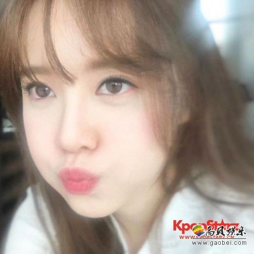 具惠善鼓起腮帮子摆着可爱的Pose 眼神专注地看着镜头 具惠善鼓起腮帮子摆着可爱的Pose 眼神专注地看着镜头