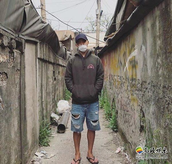 康南一身休闲打扮 恢复中谢谢大家担心希望大家都能安全驾驶