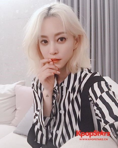 韩艺瑟删掉伤口照片 并附文写道每次看到照片都很难受