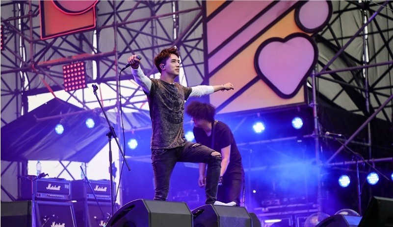 许魏洲现身2018上海超级草莓音乐节：第一次登上草莓音乐节的舞台