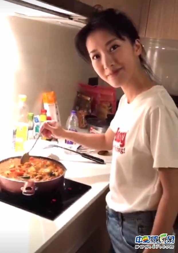 李念工作之余分享一段自己下厨小视频：素颜出镜反而更加清新可人