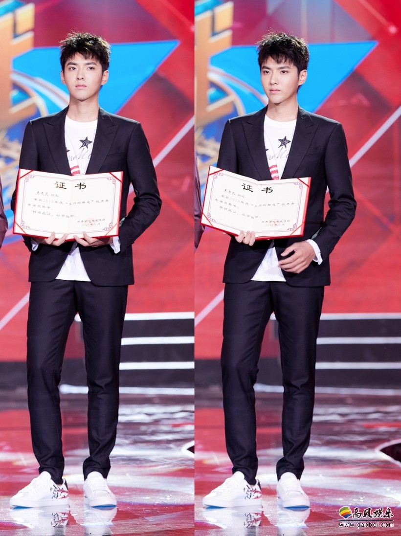 吴亦凡黑色西装现身于央视五四晚会录制现场：“不忘初心 脚踏实地”