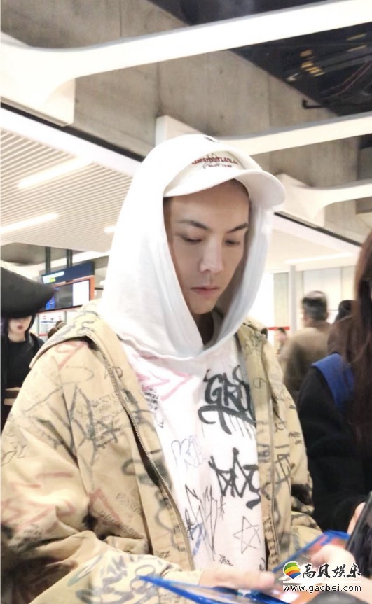 陈伟霆抵达巴黎机场：涂鸦卫衣搭配白色鸭舌帽，清新俊逸成熟质感