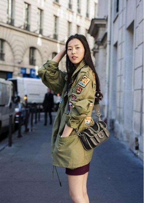 刘雯晒出美照：披散及肩长发，面带甜笑，光影斑驳，尽显明朗心情