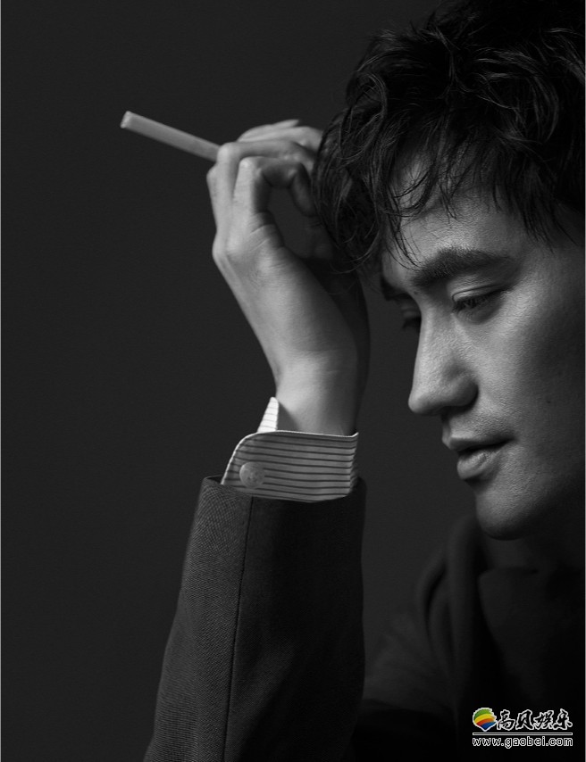 袁弘时尚写真：散发成熟魅力的同时更可以读出画面中的情绪和故事