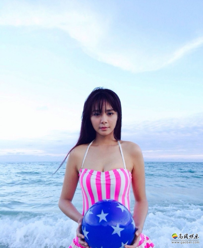 沈梦辰晒出穿比基尼湿身戏水美照：可爱呆萌，身材火辣，美胸抢镜