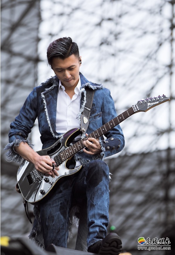 谢霆锋出席“格莱美音乐节”北京站：谢霆锋吉他随行、摇滚不“霆”