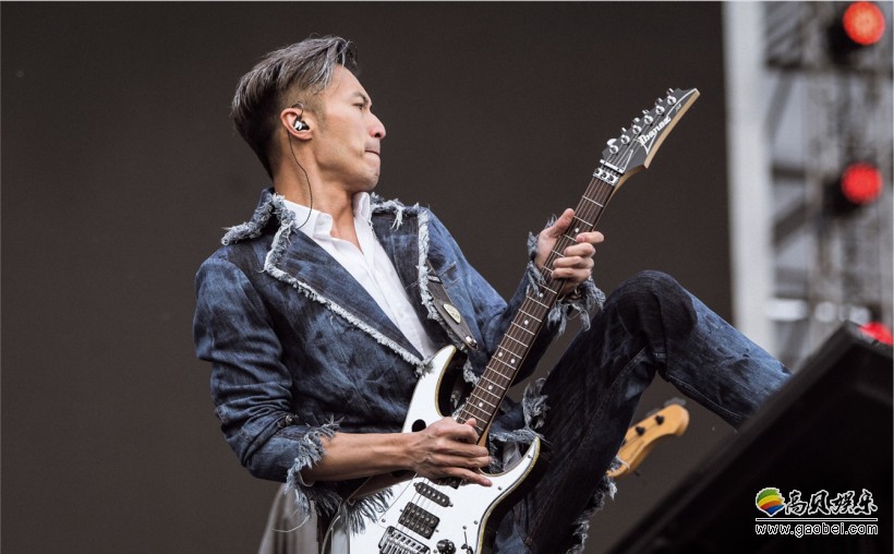 谢霆锋出席"格莱美音乐节"北京站:谢霆锋吉他随行,摇滚不"霆"