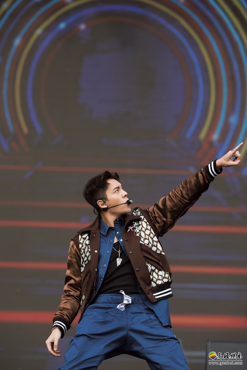 陈伟霆出席格莱美音乐节：拼色外套搭配蓝色衬衫帅气亮相沸腾全场