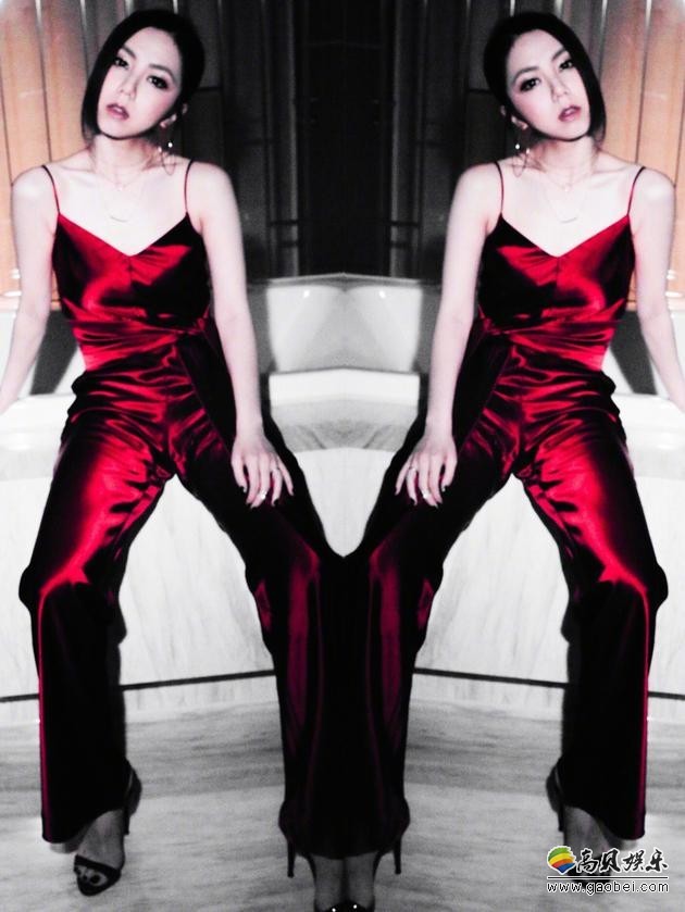 邓紫棋晒出性感美照：笑容甜美，深红色吊带连衣裤，尽显性感活力