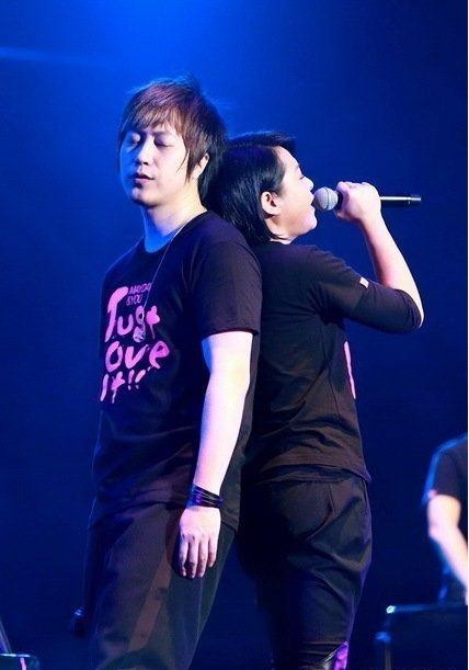 刘若英转发五月天阿信图文“谢谢五月天！谢谢爆米花！尽在不言中”