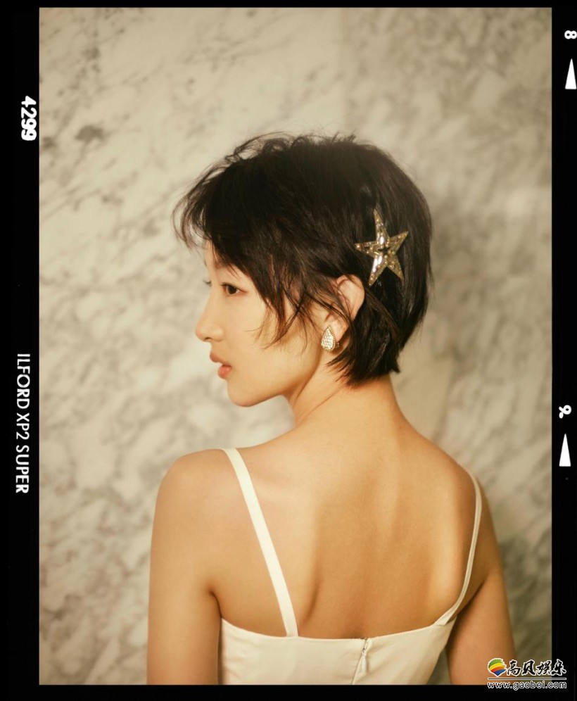 工作室晒出了周冬雨美图：穿着吊带白裙出镜！清新甜美，气质出众