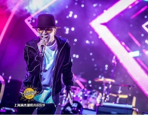 南征北战NZBZ现身上海滴水湖阳光音乐节：一出场便引起全场欢呼