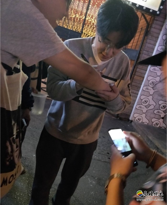 房祖名新片开机前夜店放松心情：遇上人潮包围索要签名，来者不拒